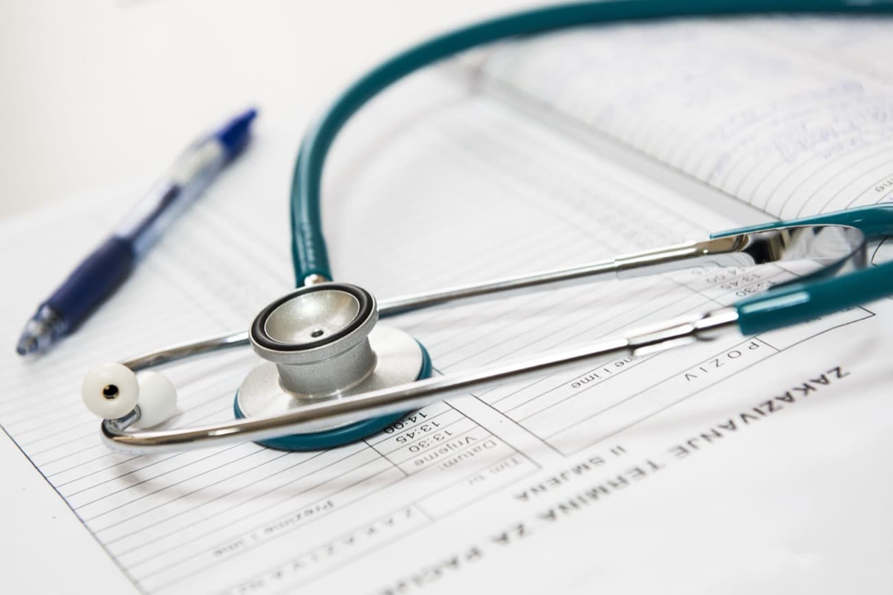 Hands-on BLS and ACLS training with a stethoscope and ECG